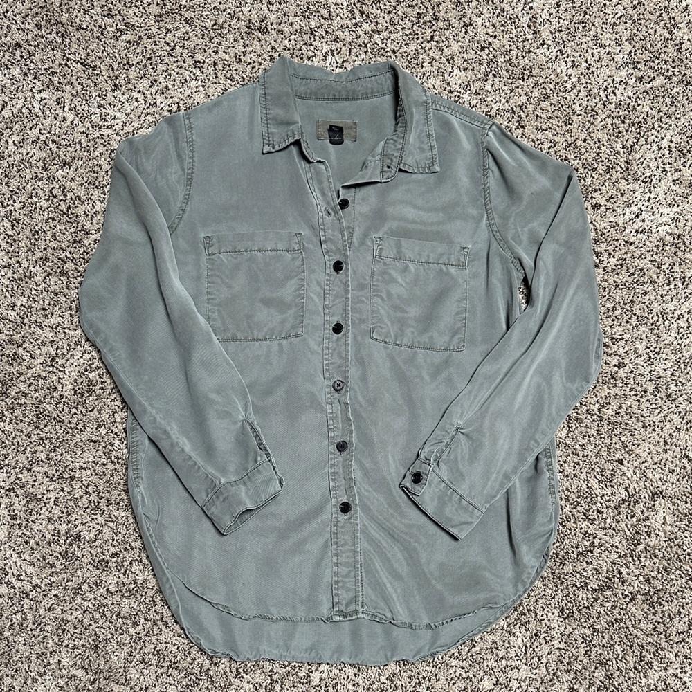 Universal Thread Light Green Button-Up Shirt